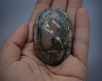 ヴィンテージの神聖なスカラベの甲虫のお守りの彫刻、ユニークな彫刻が施された堅い石、エジプトで作られた古代エジプトの芸術