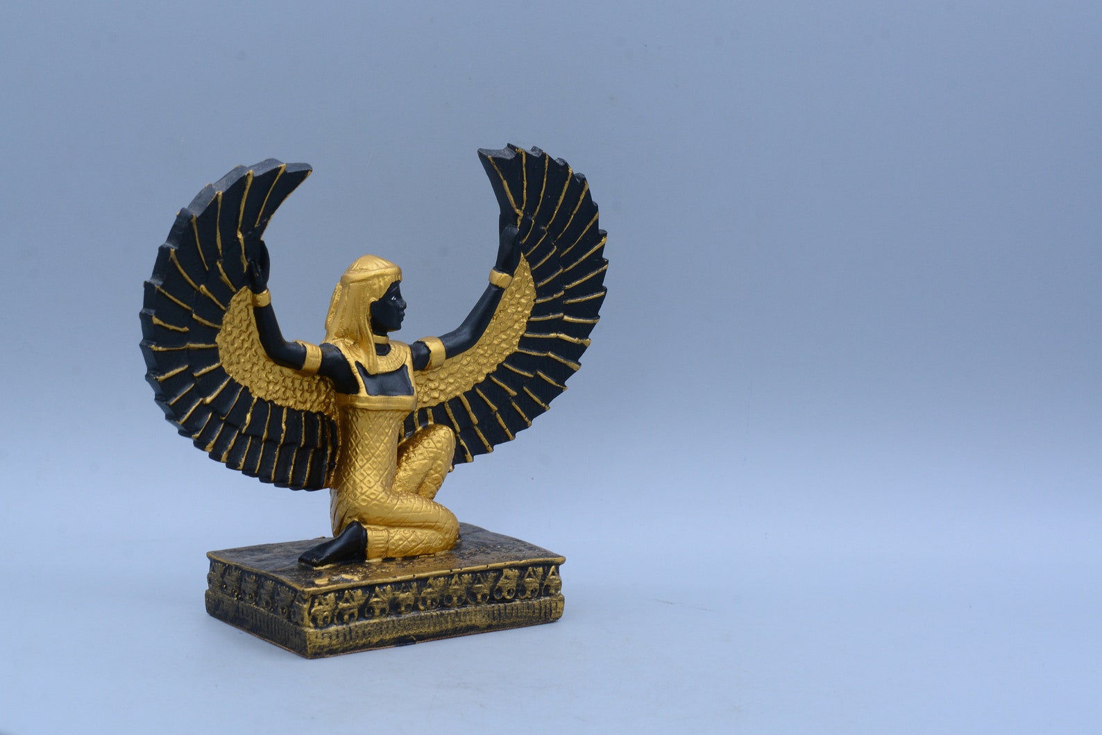 Déesse égyptienne Isis Wings Statue peint 2 style fait en