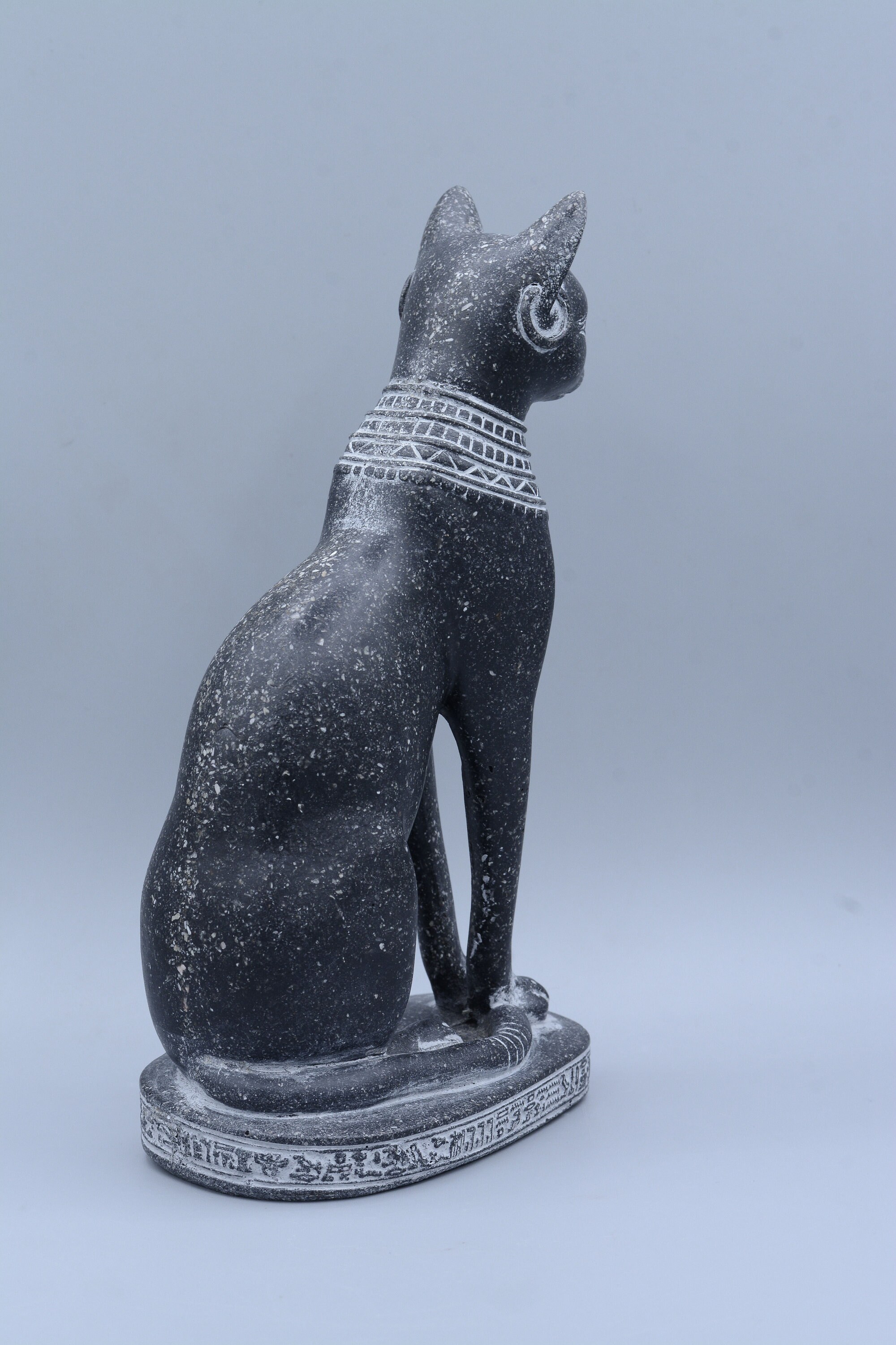 エジプトの女神バステトの猫の像、前面にスカラベ、ホルスの目、花崗岩