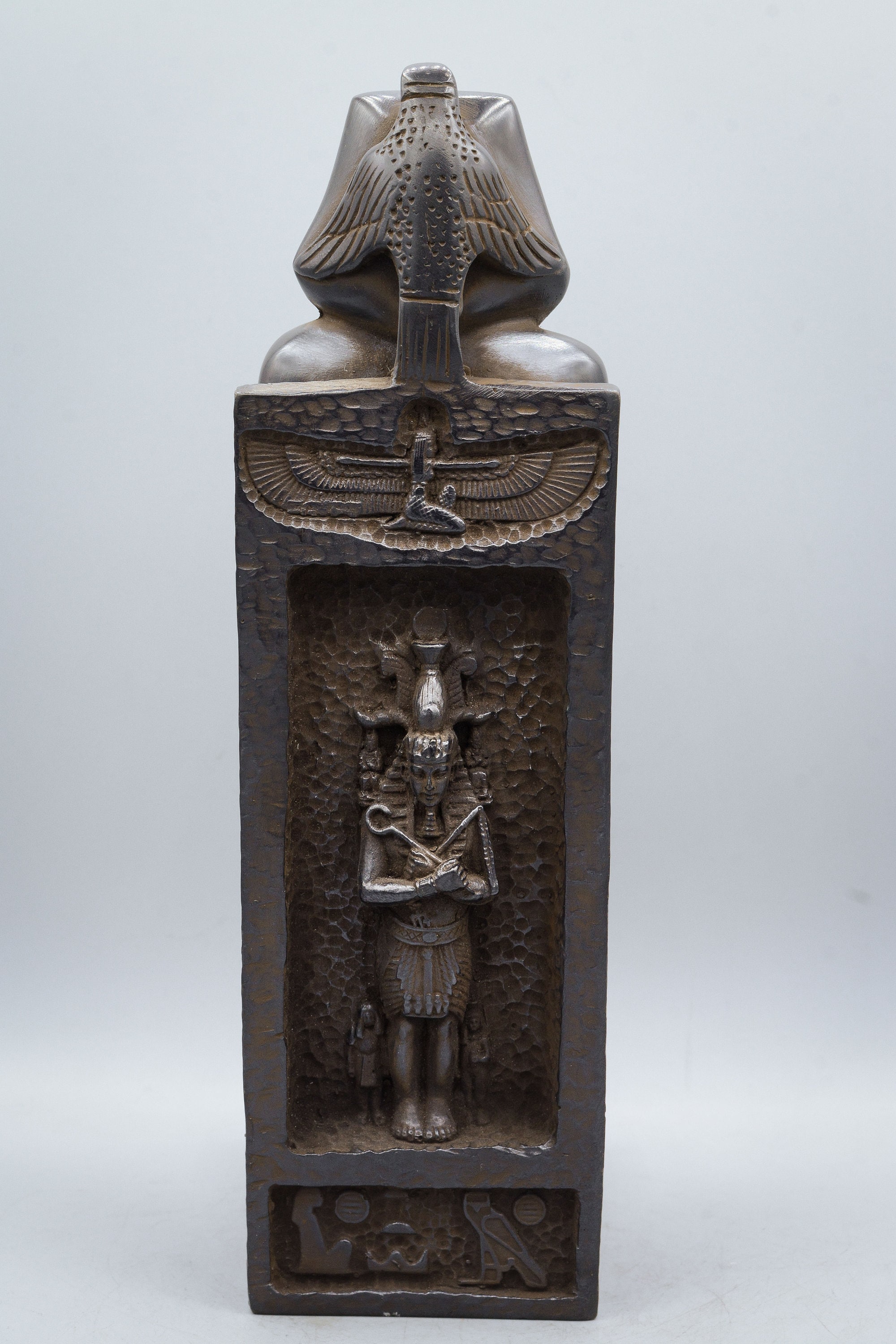 エジプト美術のユニークなカフラー王像。エジプトで作られた重厚な