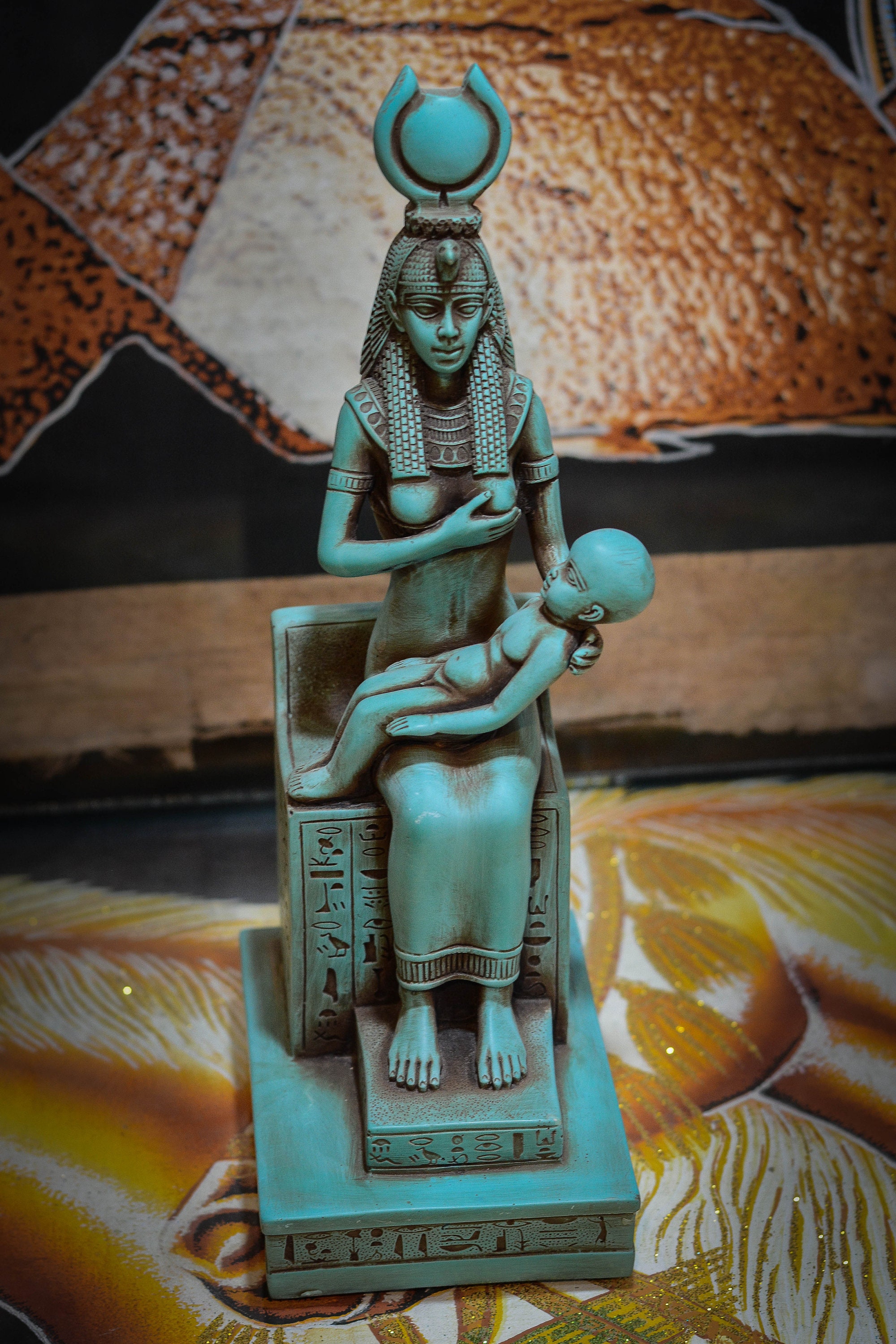 赤ちゃんホルスに授乳するイシス女神の像、大きな緑色の重いエジプト製