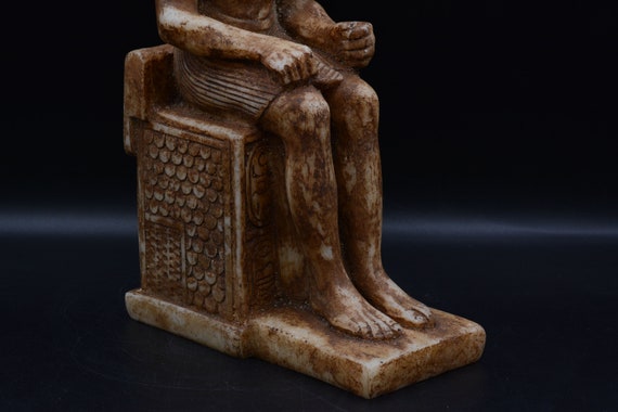 ユニークな古代エジプトのアヌビス神が玉座に座る重厚な像、エジプトで