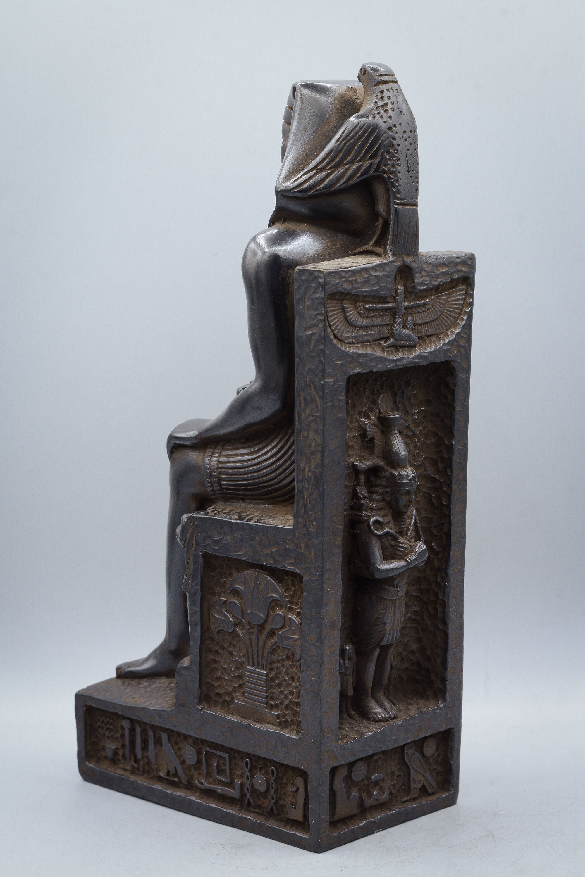 エジプト美術のユニークなカフラー王像。エジプトで作られた重厚な