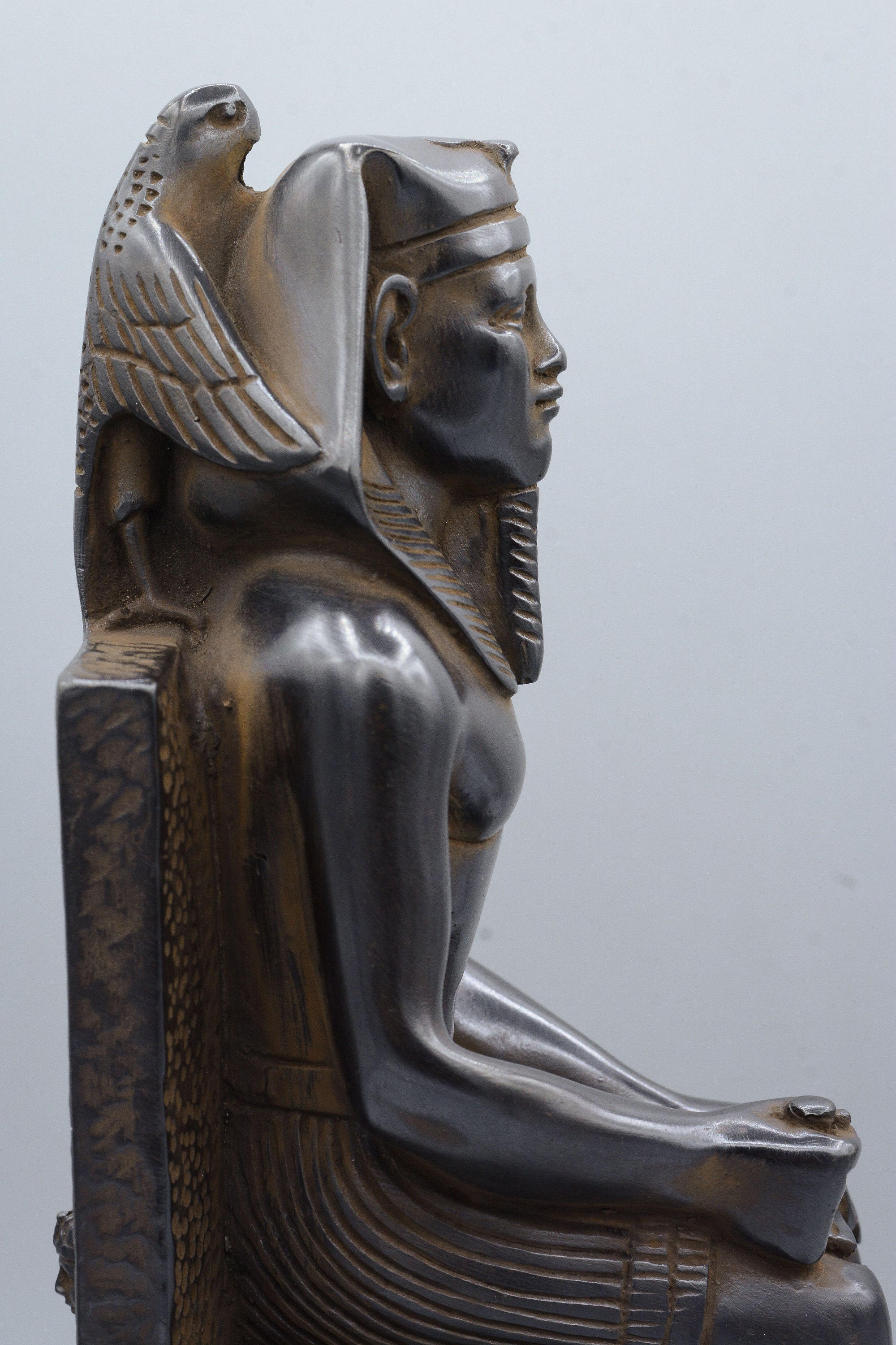 エジプト美術のユニークなカフラー王像。エジプトで作られた重厚な