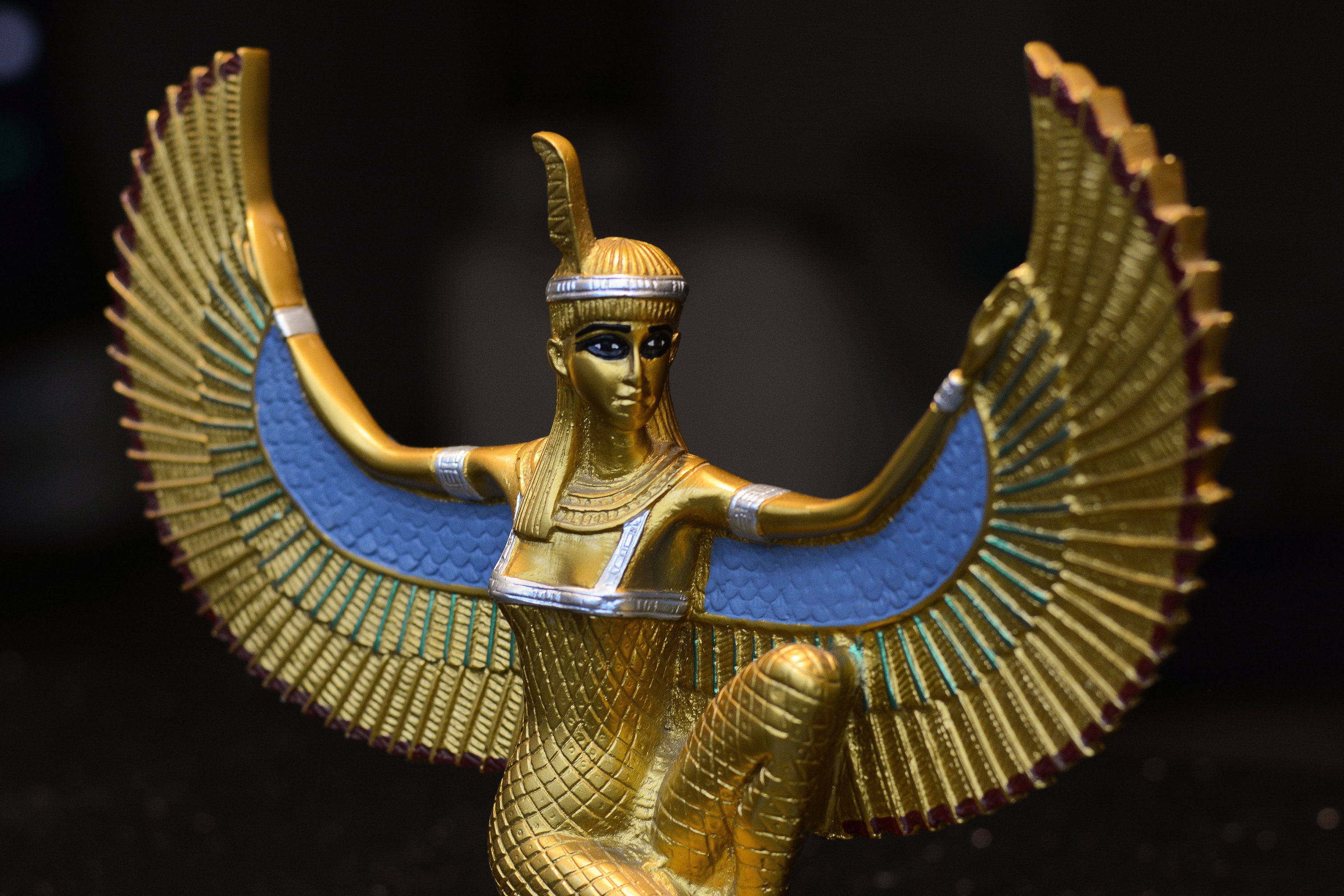 ユニークな像、バランスと真実の女神マアト、翼を開いた金色の手描きの