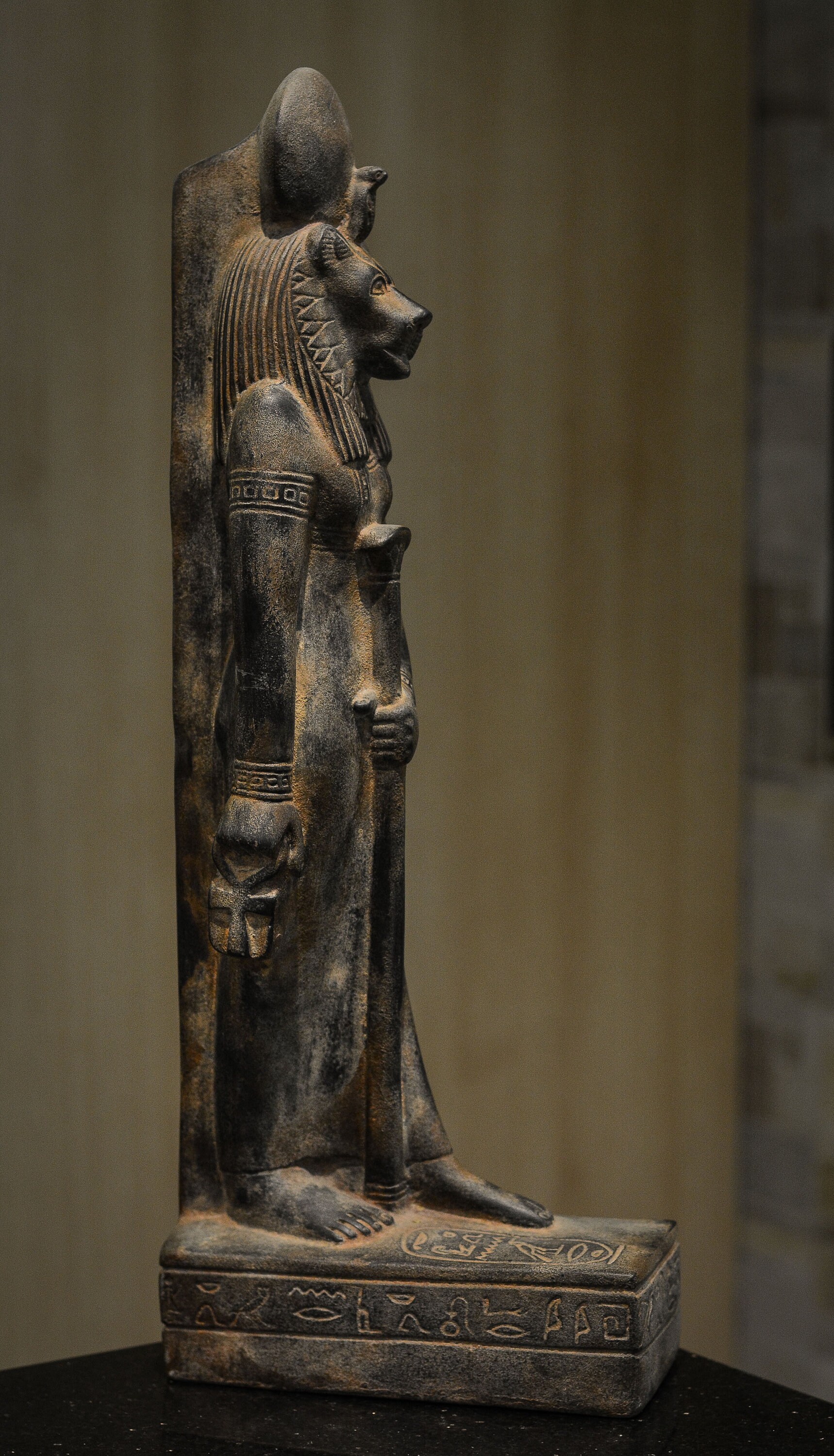 エジプトで作られた、セクメト女神の立つユニークな像。力強い