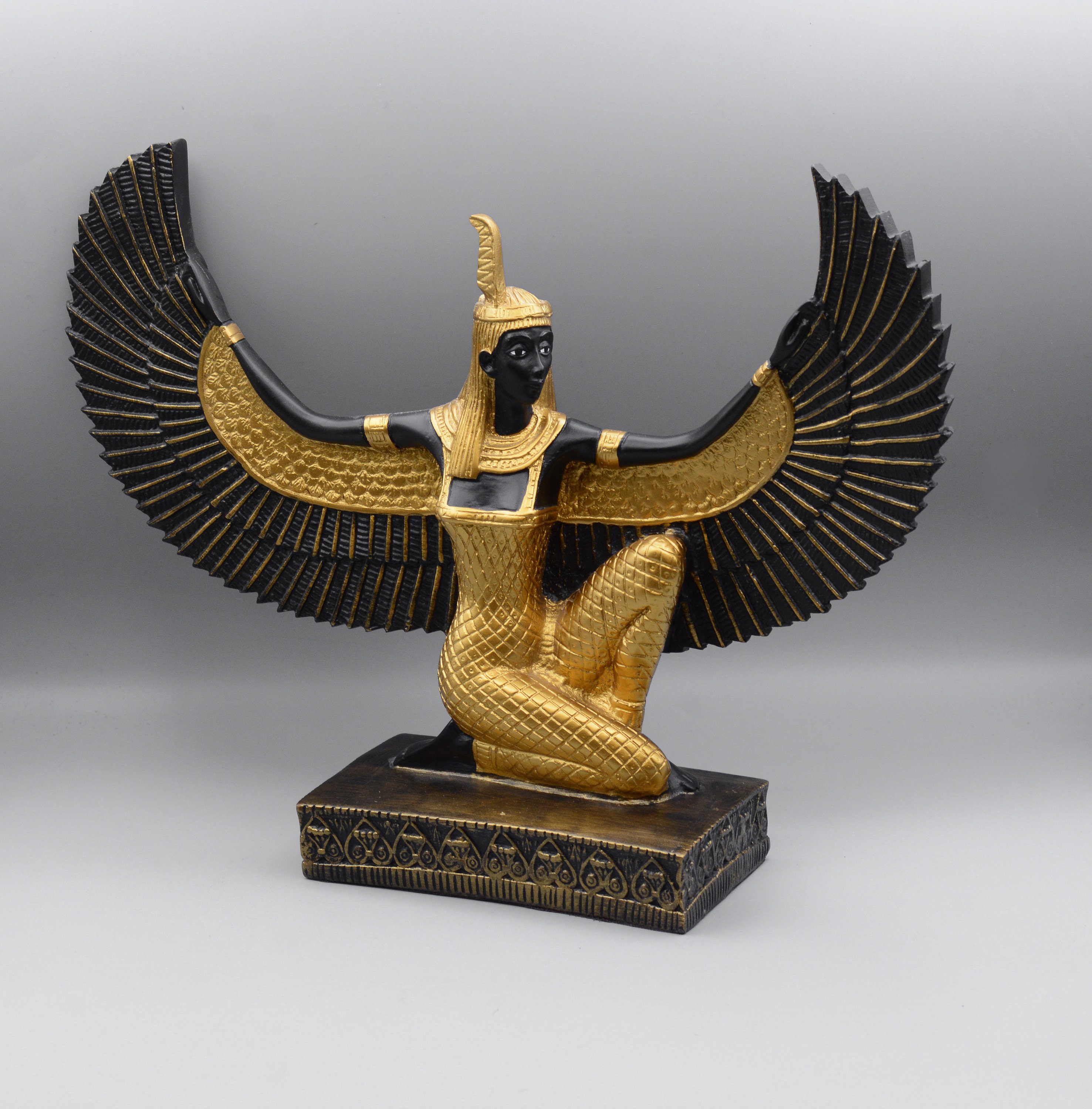 エジプトの女神マアトの翼を開いた大きな像（2スタイル）ゴールド