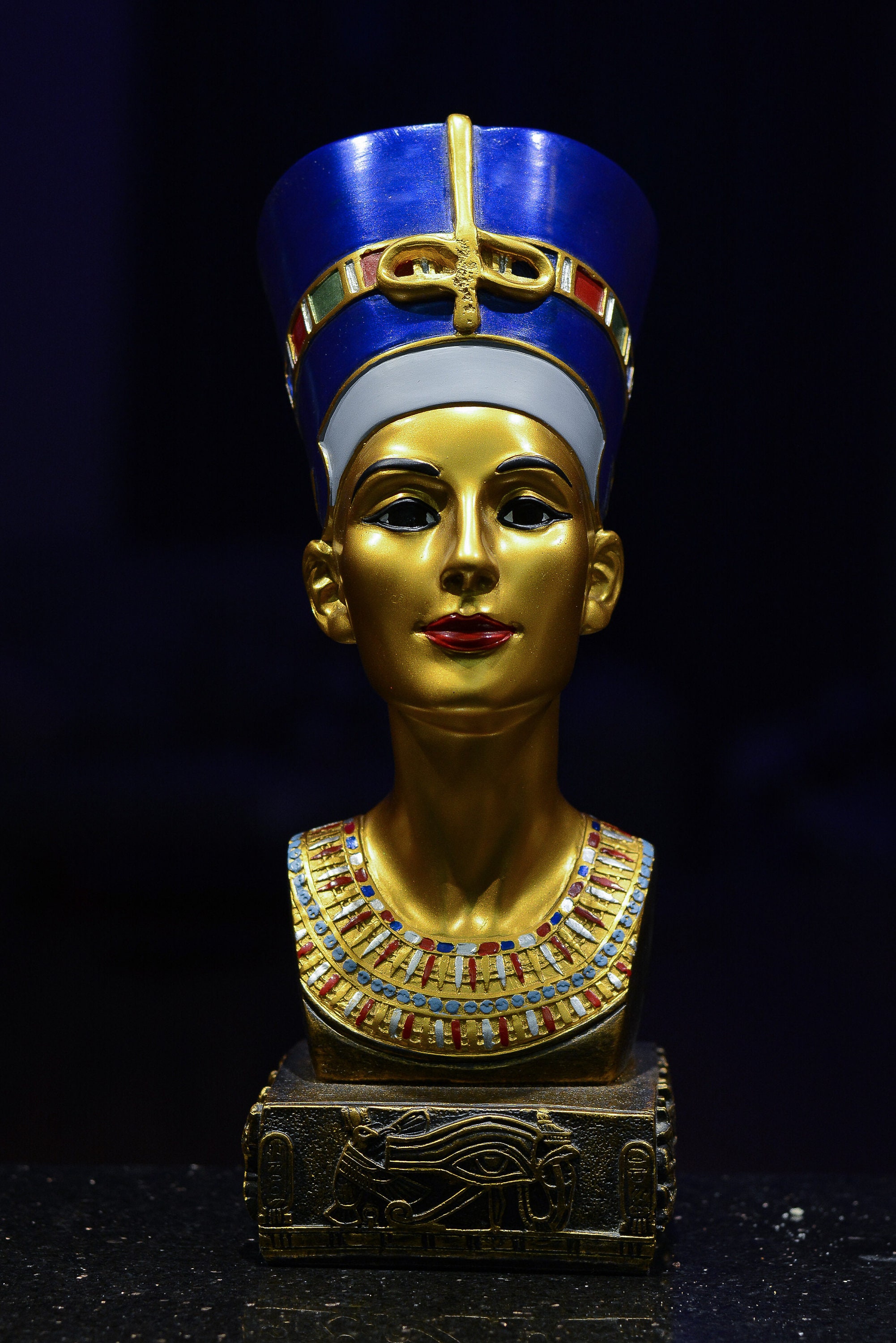 エジプト美術のネフェルティティ女王の胸像。エジプト製。大きな手描き