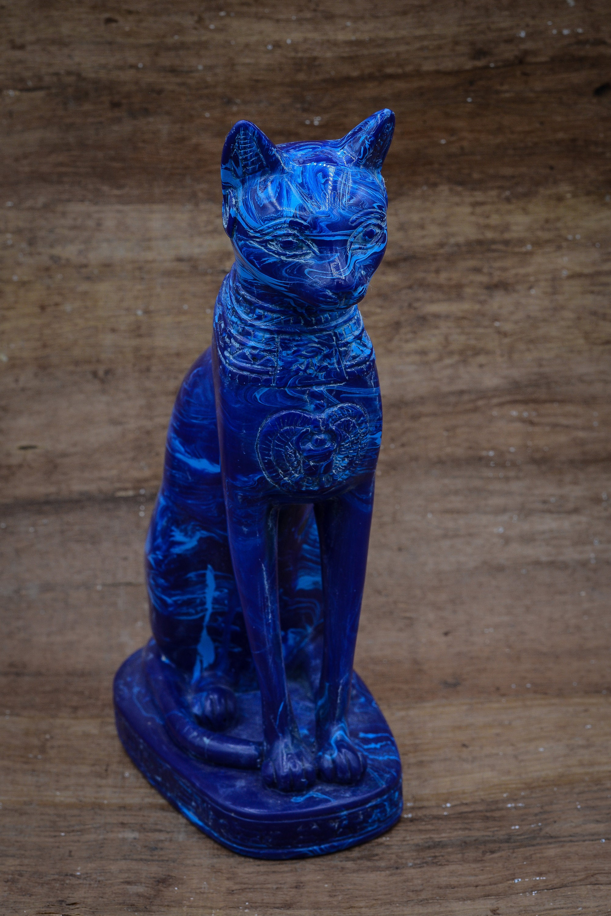 胸にスカラベを乗せた青い女神バステト猫の像 エジプトで作られた
