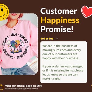 Pu&ograve; includere: Una felpa rosa chiaro con la grafica di un cuore multicolore con braccia e gambe, circondato dalle parole respect, love, support, inclusion e acceptance. Il testo Customer Happiness Promise appare insieme a cinque stelle gialle.