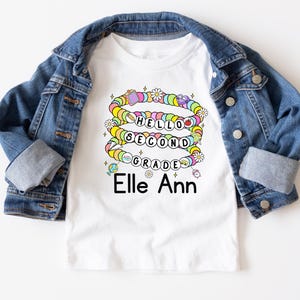 Personalisiertes Back to School Kinder Shirt, Zweite Klasse Benutzerdefinierter Name T-Shirt, 2.Klasse Zurück in der Schule Shirt, Erster Schultag Shirt, Kinder T-Shirt