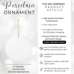 Pu&ograve; includere: Un ornamento circolare in porcellana bianca con un cordino dorato per appenderlo. Il testo include: Porcelain Ornament, The Am Company Product Details, High quality Porcelain Construction, One-side print, Includes Gold String, Glossy finish, 3 inch diameter, 1/8 inch thick.