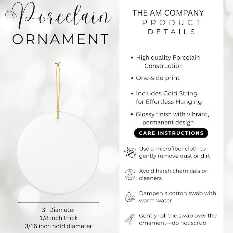 Pu&ograve; includere: Un ornamento circolare in porcellana bianca con un cordino dorato per appenderlo. Il testo include: Porcelain Ornament, The Am Company Product Details, High quality Porcelain Construction, One-side print, Includes Gold String, Glossy finish, 3 inch diameter, 1/8 inch thick.