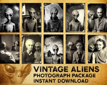 Puede incluir: Un collage de estilo vintage de fotos con extraterrestres en diferentes escenarios. Las fotos están en blanco y negro y tienen un aspecto granulado y envejecido. El texto "Vintage Aliens Photograph Package Instant Download" está en la parte inferior del collage.