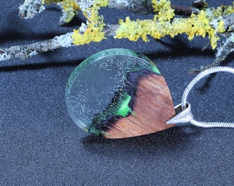 Green wood autumn necklace / clean modern jewelry / Wood and resin jewelry for you