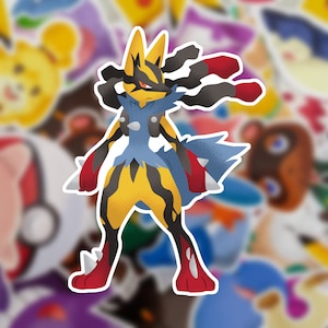 Puede incluir: Un personaje de Pokemon amarillo, negro y azul con una cola roja y azul. El personaje tiene una melena negra y está de pie sobre un fondo blanco.