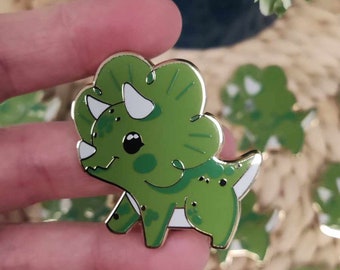 Pins metal dur Tracia le triceratops petit dinosaure mignon vert grade B (petits défauts visibles sous certains angles)