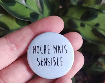 Badges bleu Moche mais sensible badge humoristique pins drôle humour décalé