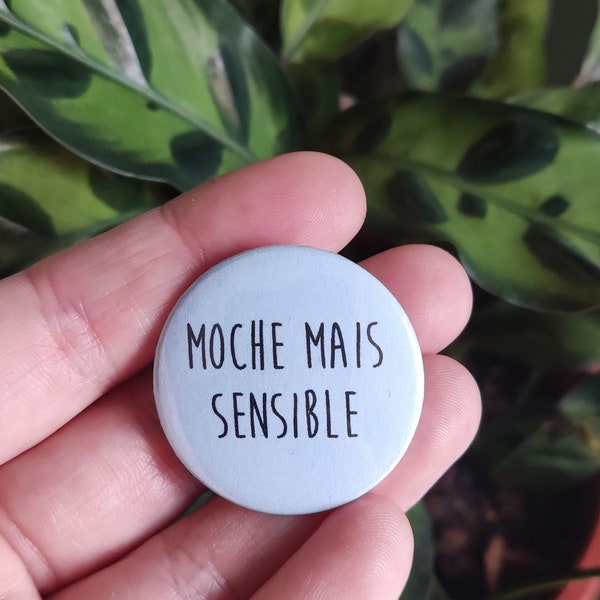 Badges bleu Moche mais sensible badge humoristique pins drôle humour décalé