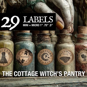 Puede incluir: Una colección de botellas de pociones de estilo vintage con tapones de corcho y etiquetas decorativas. Las etiquetas presentan ilustraciones botánicas y texto, incluyendo "Meadowroot", "Rowanbark" y "Honeyfern Tonic". También se ve el texto "29 LABELS" y "The Cottage Witch's Pantry".