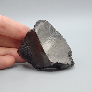 Rakwiryt wysokowęglowy (kolumbijski elitarny szungit) – rzadki naturalny okaz | Kolumbia (89g)