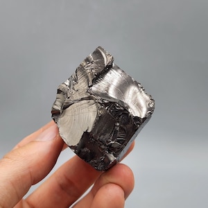 Rakwiryt wysokowęglowy (kolumbijski elitarny szungit) – rzadki naturalny okaz | Kolumbia (78g)