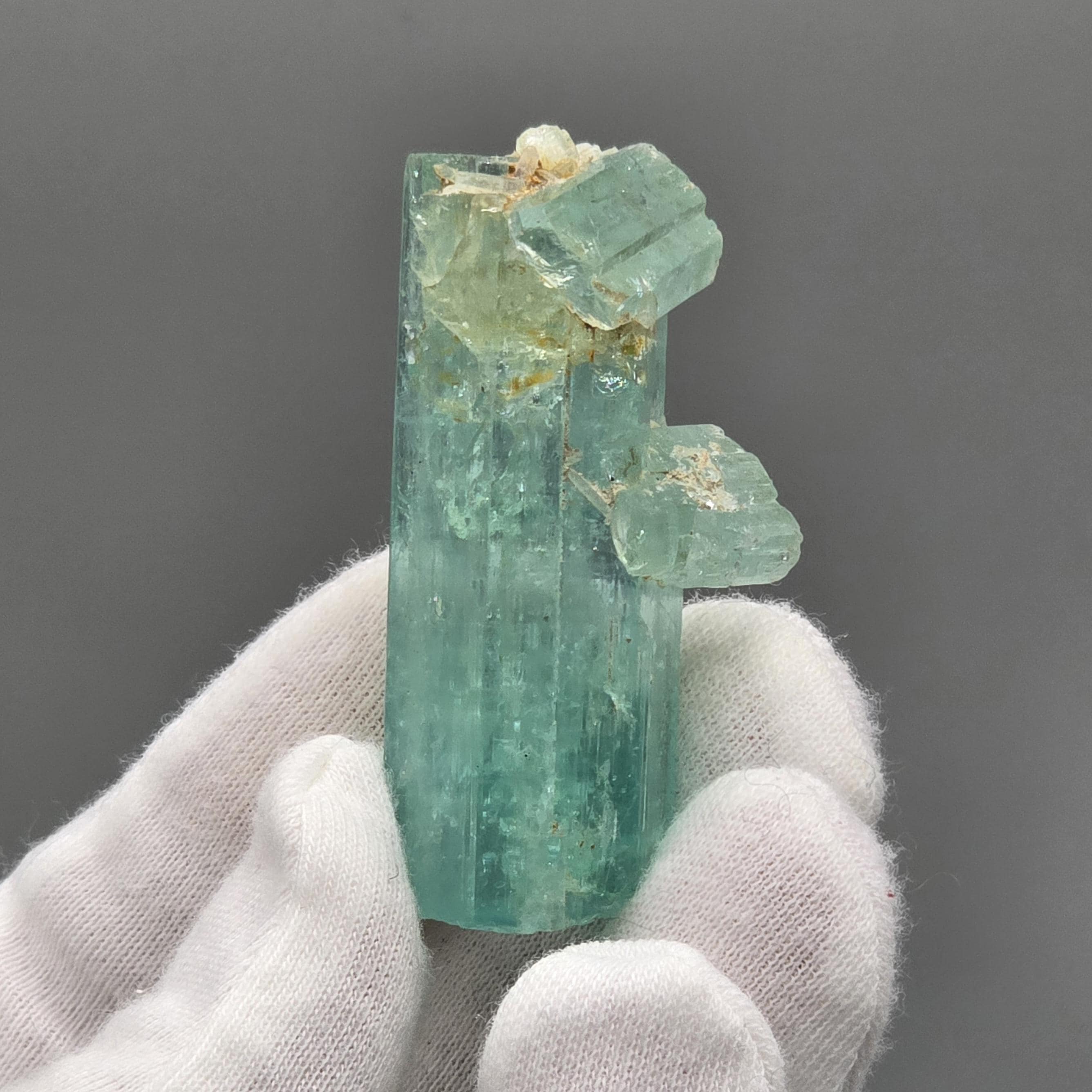 Vanadium Aquamarine Beryl With Natural Termination & Red UV