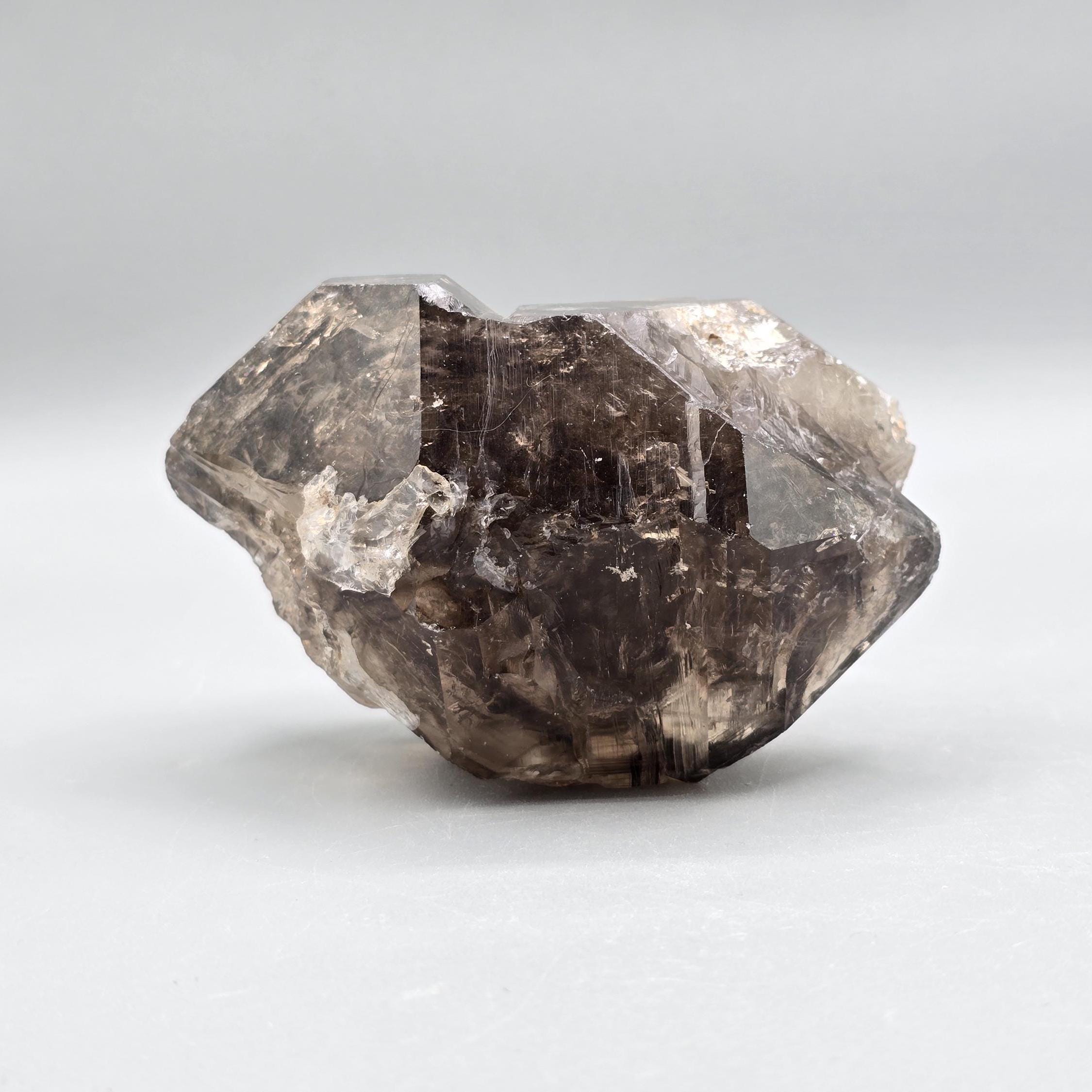 複数のエンハイドロと非定型平行成長構造を持つ両端に尖ったスモーキー