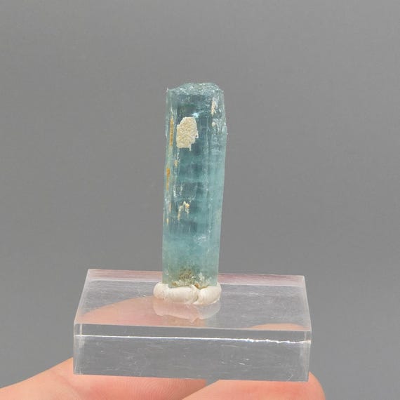 バナジウムアクアマリンクリスタル - 希少な赤色UV蛍光ベリル