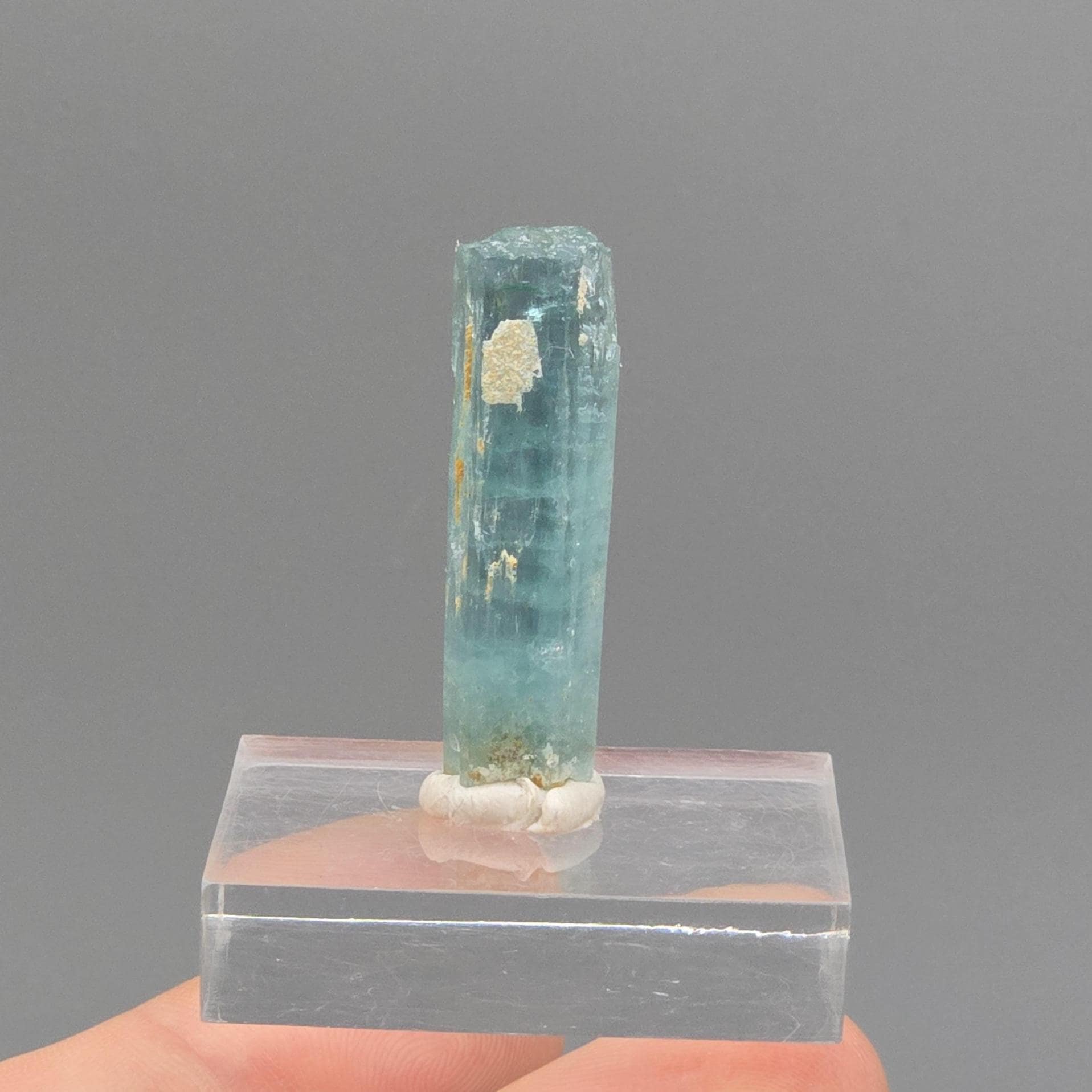 バナジウムアクアマリンクリスタル - 希少な赤色UV蛍光ベリル