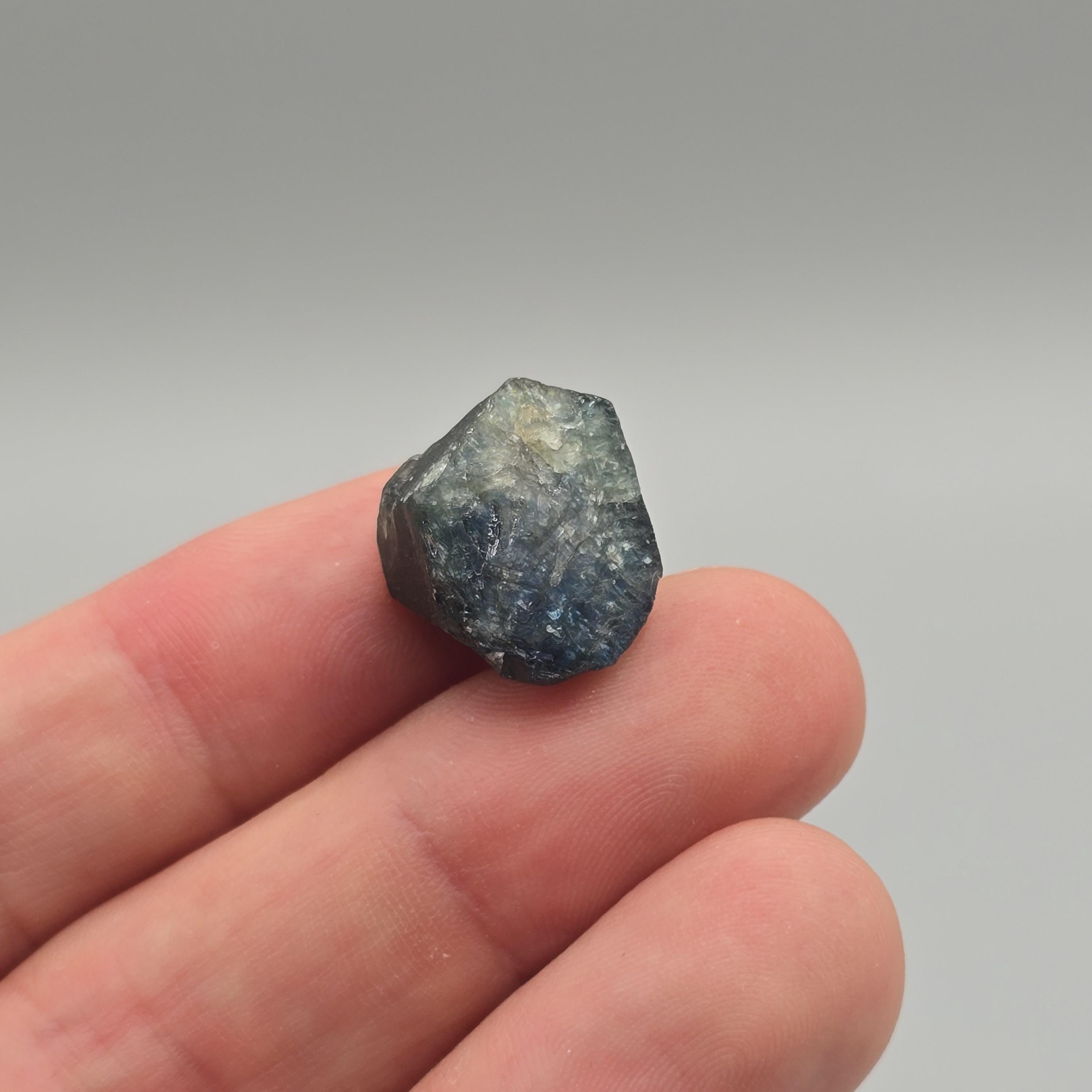 部分的に6本の光線を持つスターサファイア原石 – 7.03g ナイジェリア産