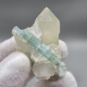 Vanadium Aquamarine Beryl on Quartz with Red LW UV Fluorescence – Nasarawa-Egon, Nigeria (36 g)
