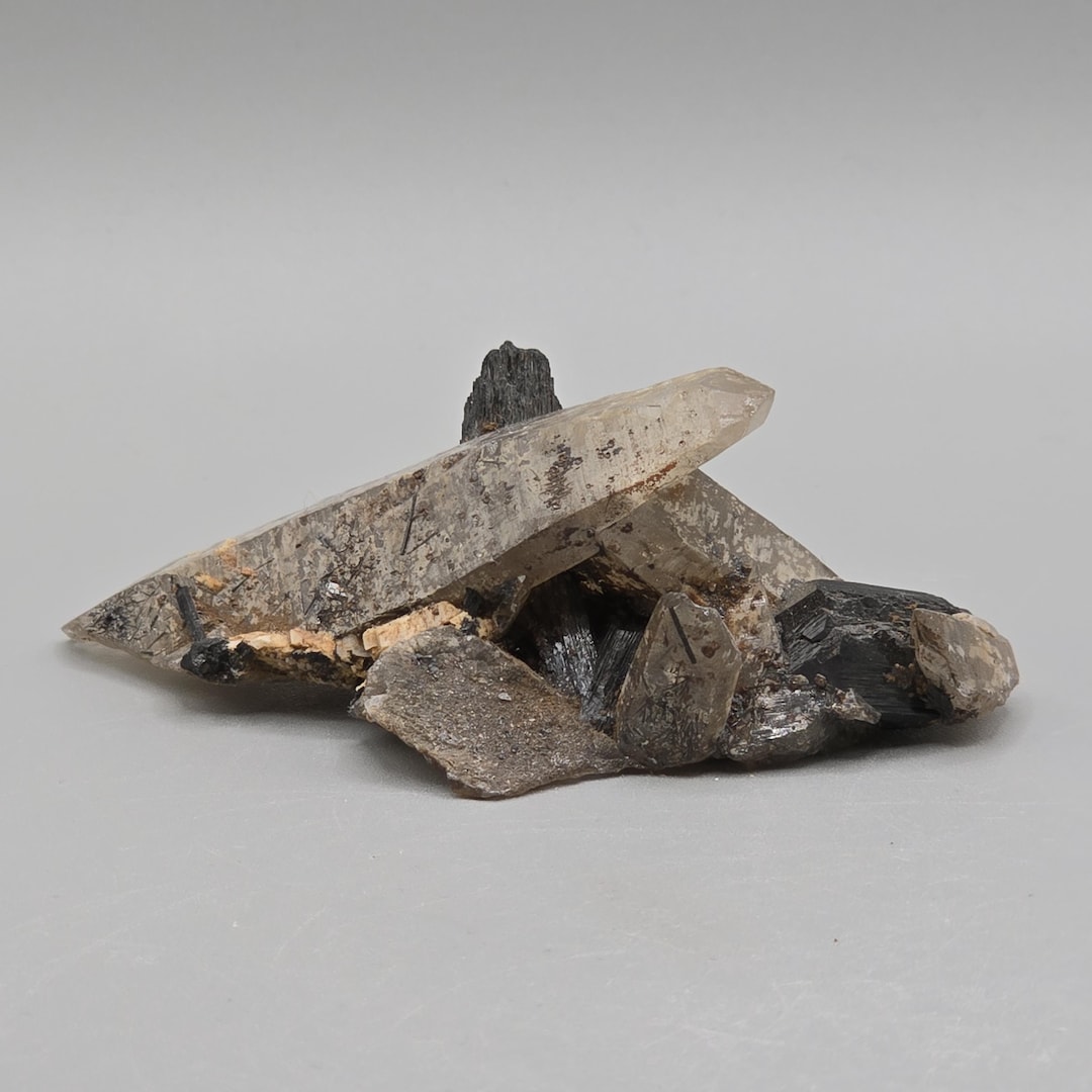 ナミビア エロンゴ産 ライトスモーキークォーツショールクラスター  玉滴石付き ナミビア、エロンゴ山脈産のスモーキークォーツとショールトルマリンの