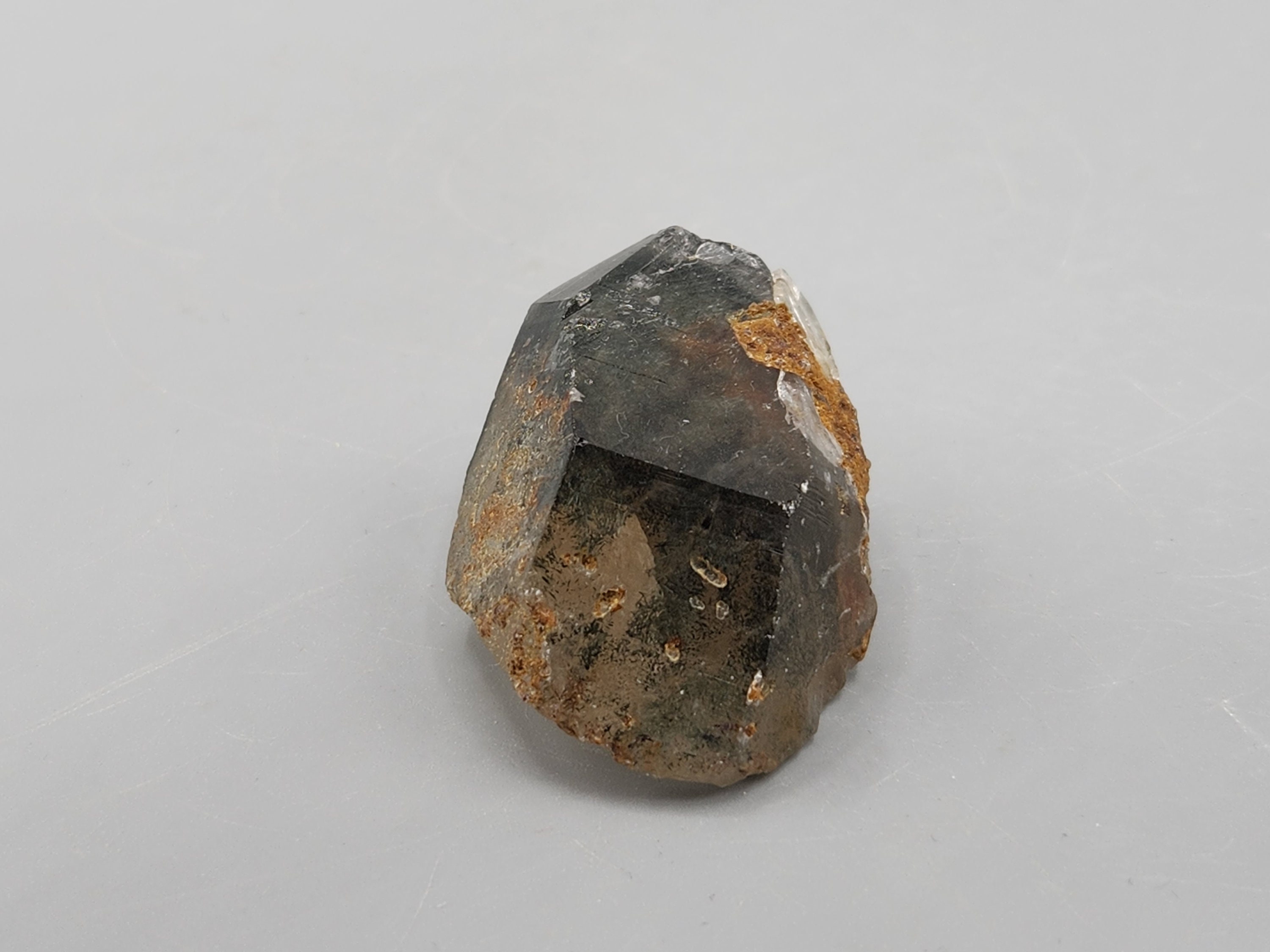 スモーキークォーツに含まれるアクチノライト針 - Etsy 日本