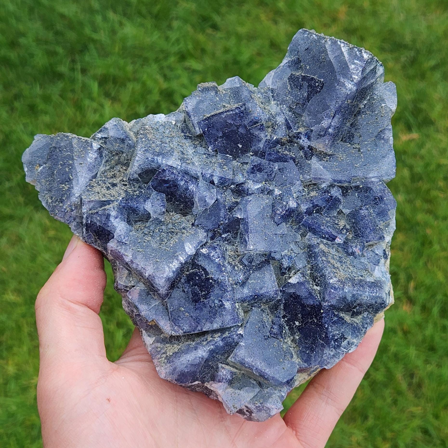 ナイジェリア産、紫外線反応性黄鉄鉱で覆われた方鉛鉱入りブルーフロー