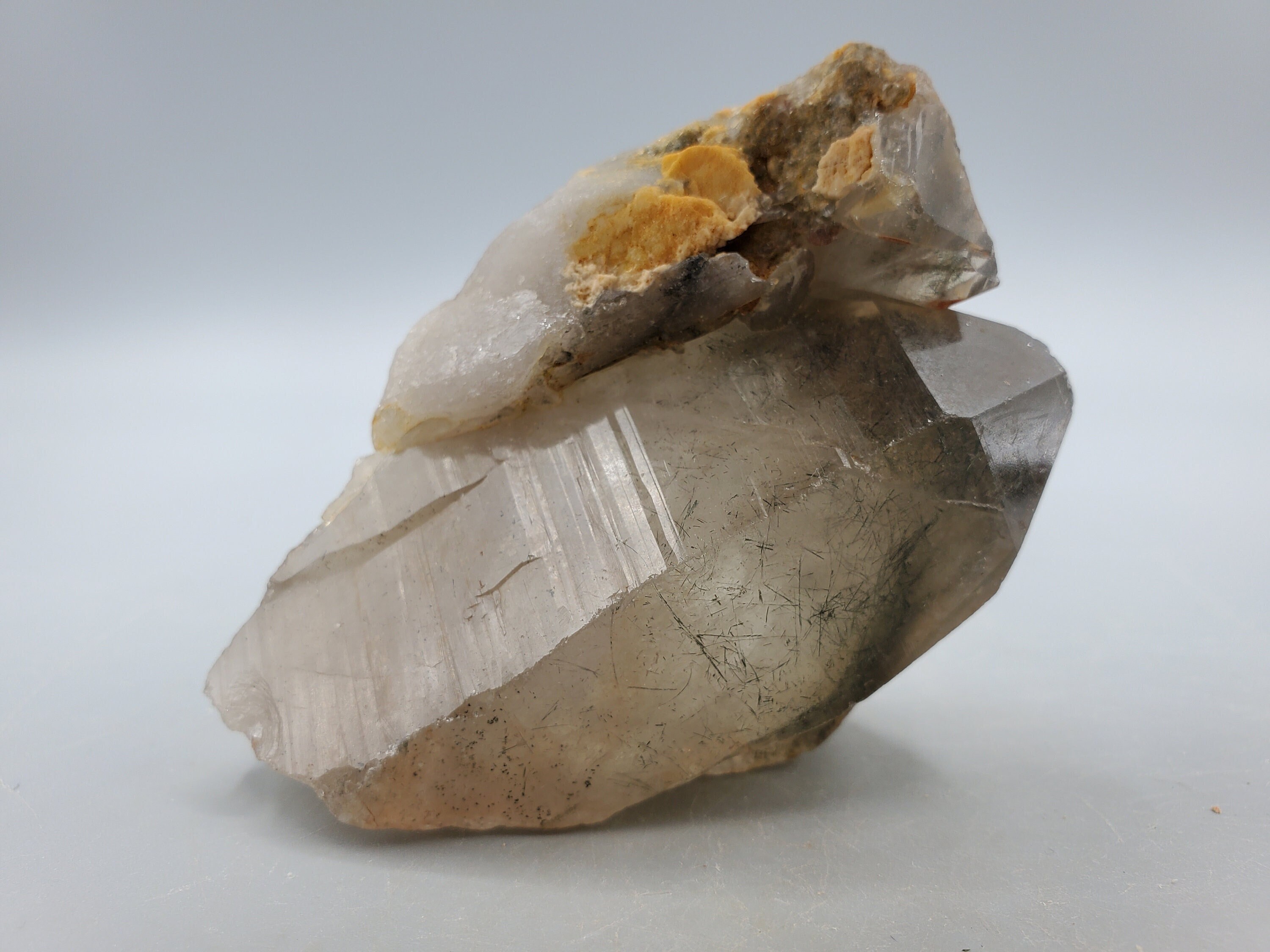 スモーキークォーツに含まれるアクチノライトの針 - Etsy 日本