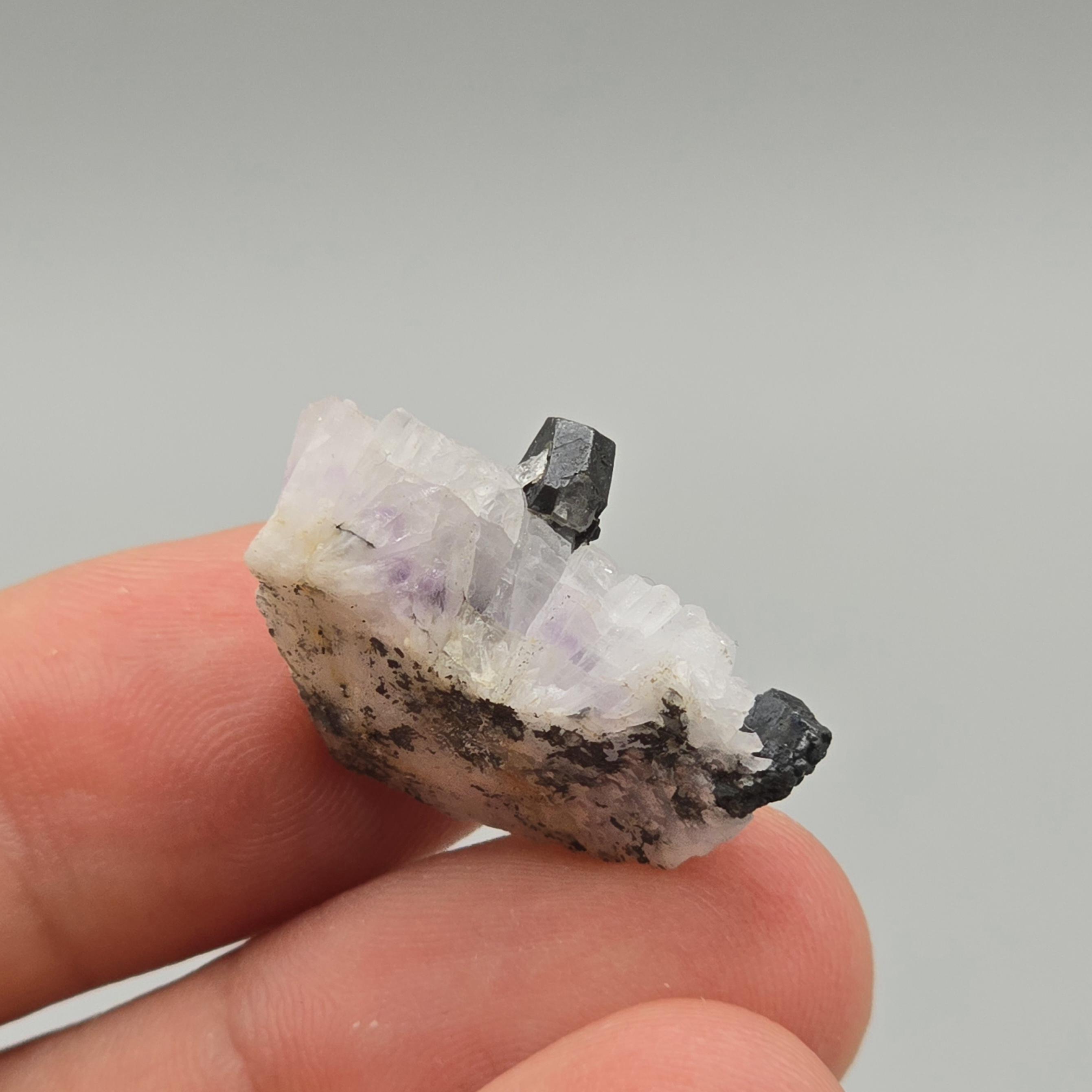 石英マトリックス上のアカンサイト結晶 – メキシコ、グアナファト州