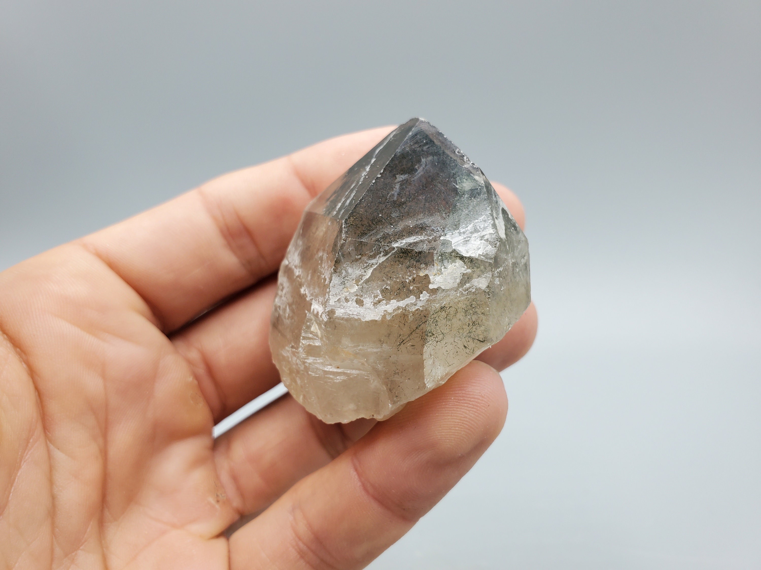 スモーキークォーツに含まれるアクチノライト針 - Etsy 日本