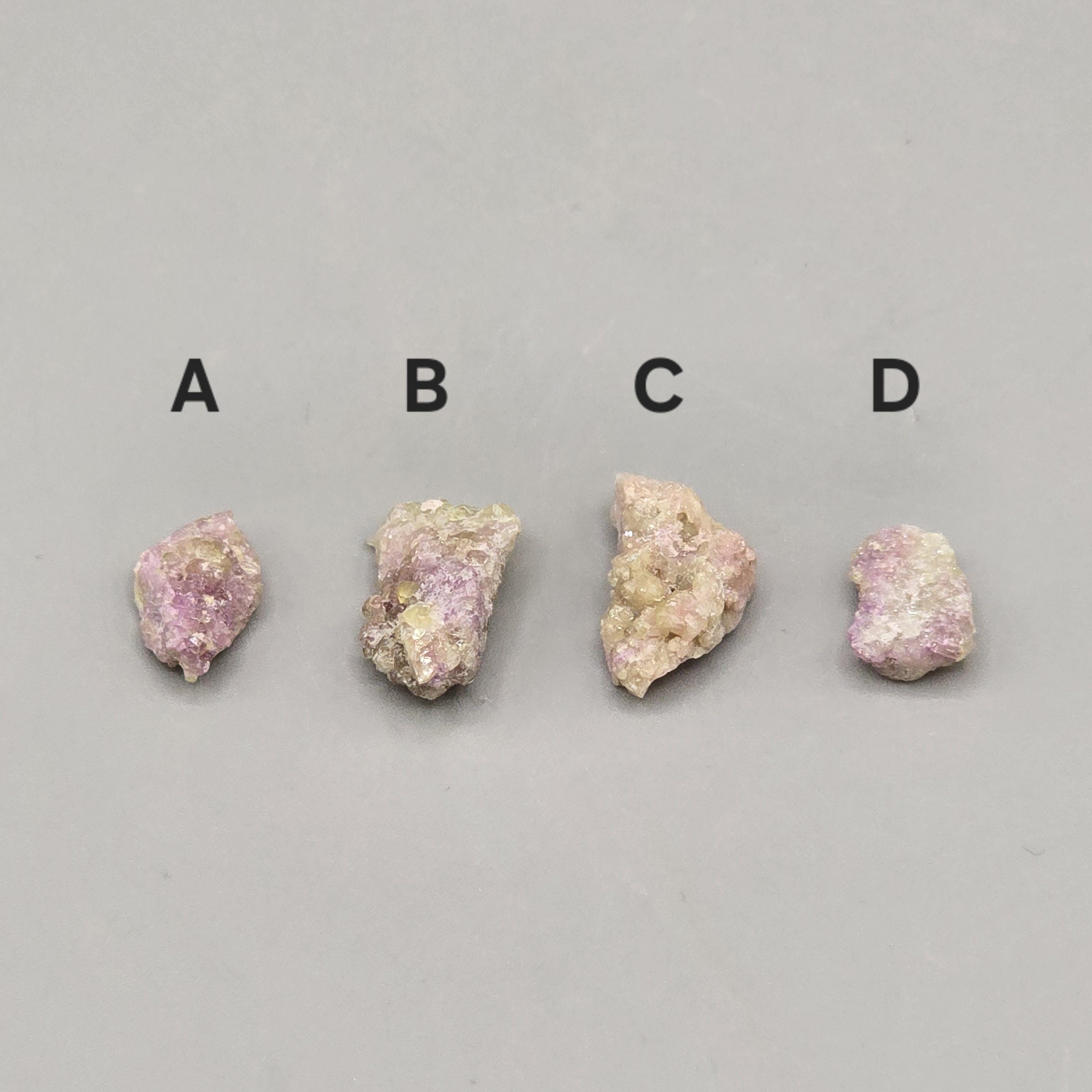 バイカラーベスビアナイト結晶（A～D） – ケベック州ジェフリー鉱山