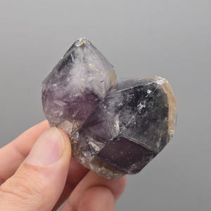 IJskap Phantom Amethist Kwarts - Tweelingformatie met witte chloriet- en hematietinsluitsels 125 g, Nigeria (gesloten mijn)