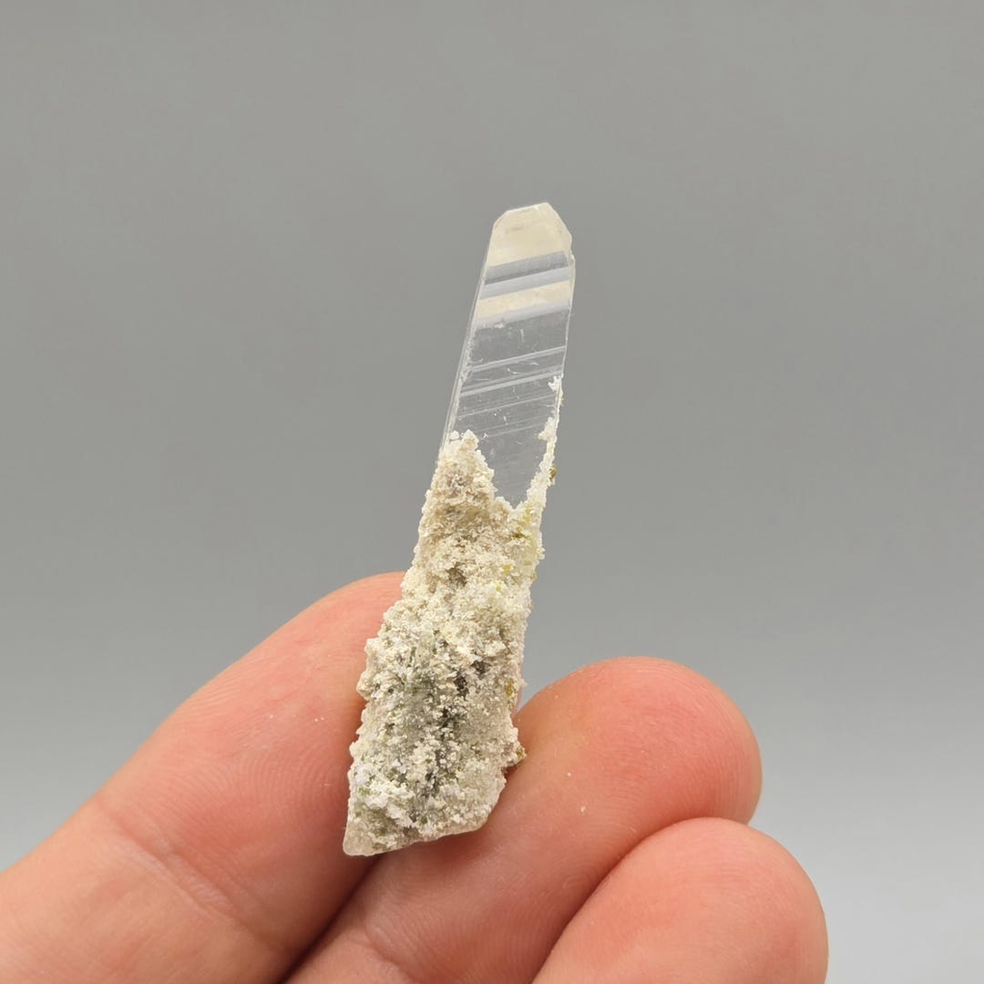 希少ニフォントバイト結晶 – 直径4.5cmの透明な細長いプリズム、珍しい
