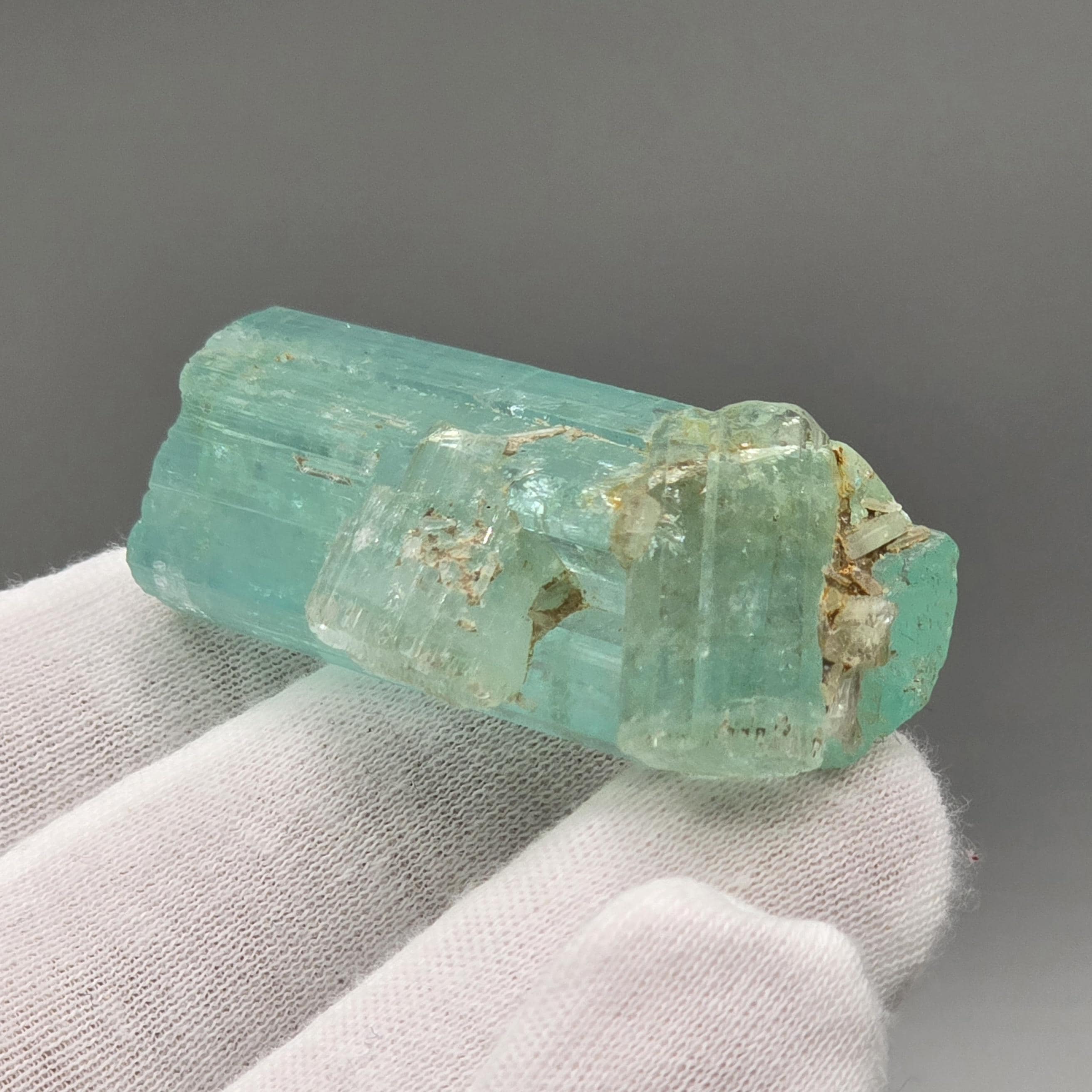 Vanadium Aquamarine Beryl With Natural Termination & Red UV