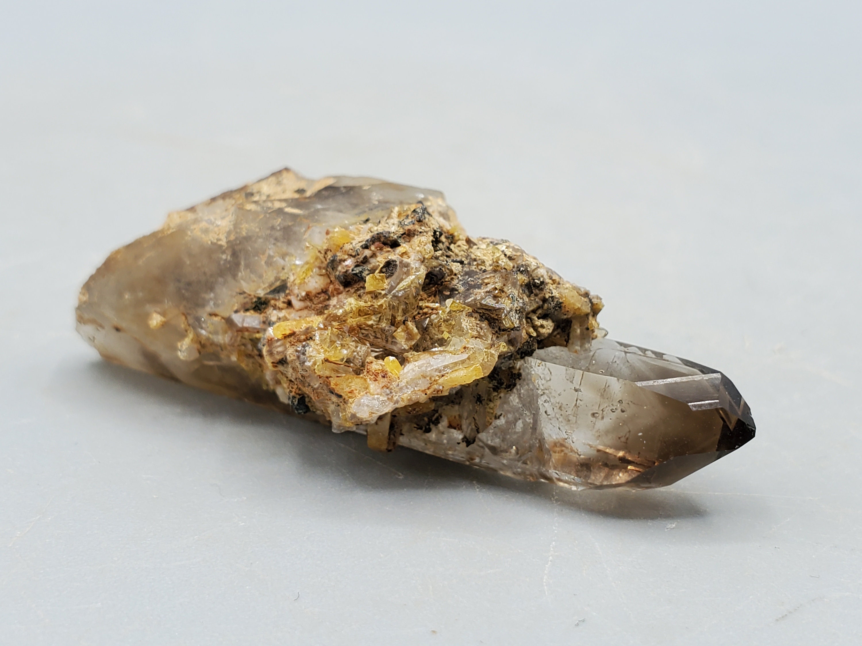 マラウイ産 放射状エジリン付きスモーキークォーツ マラウイ