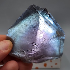 Cubo de fluorita – Fantasma bandeado con zonas moradas y verdes – Cambio fotocromático – Mina Superior, Nigeria (202 g)