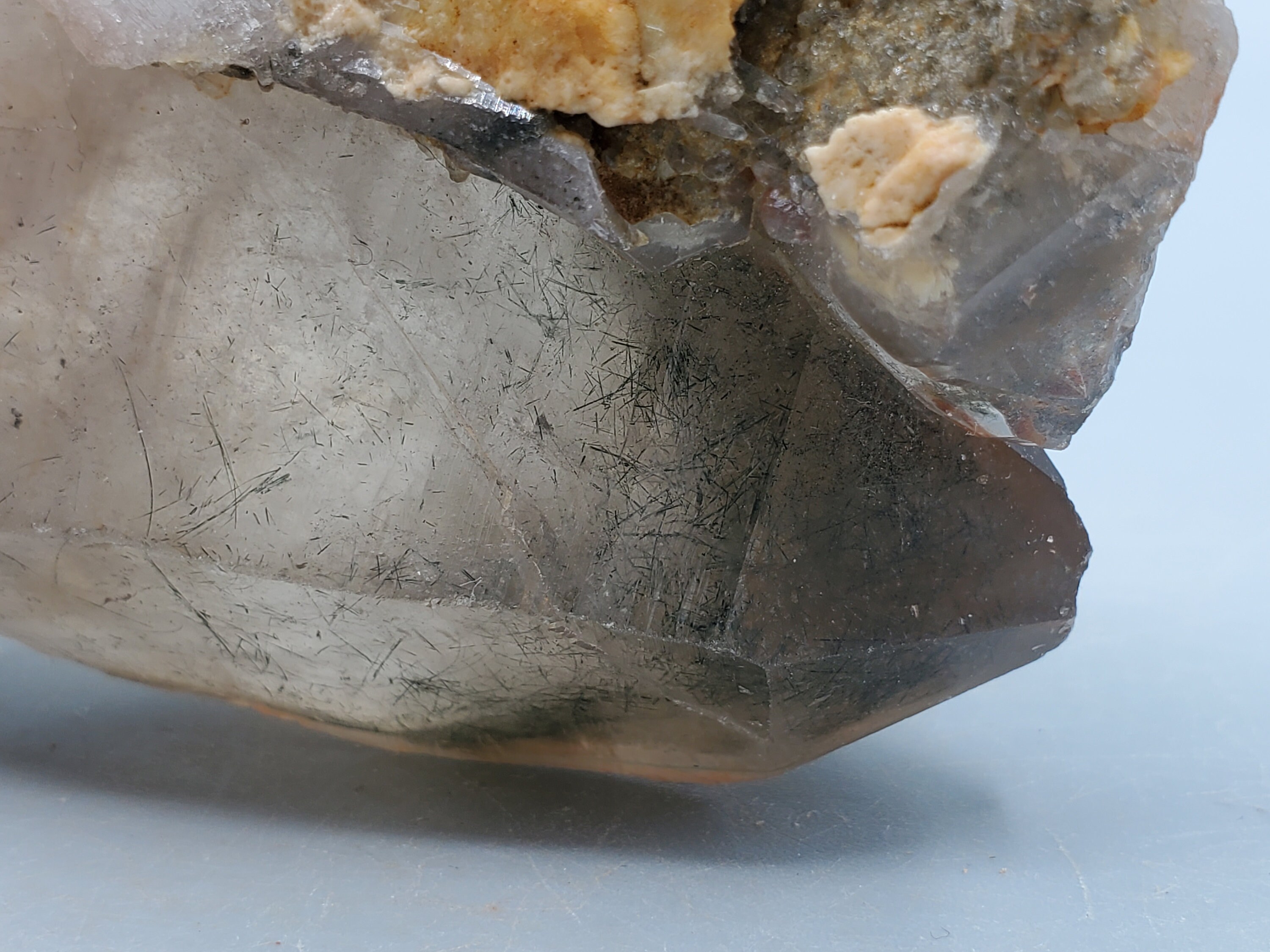 スモーキークォーツに含まれるアクチノライトの針 - Etsy 日本