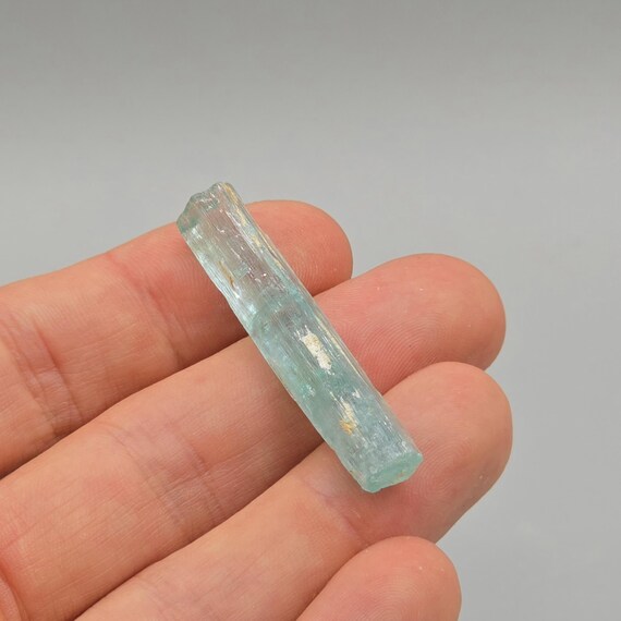 バナジウムアクアマリンクリスタル - 希少な赤色UV蛍光ベリル