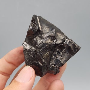 Rakwiryt wysokowęglowy (kolumbijski elitarny szungit) – rzadki naturalny okaz | Kolumbia (54g)