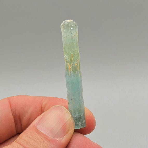 希少なバナジウムアクアマリン結晶 – 宝石級のターニングドベリル