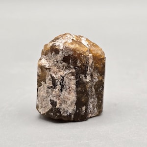 Gul dravit-turmalin med muskovit – UV-reaktiv – Nigeria (39 g)