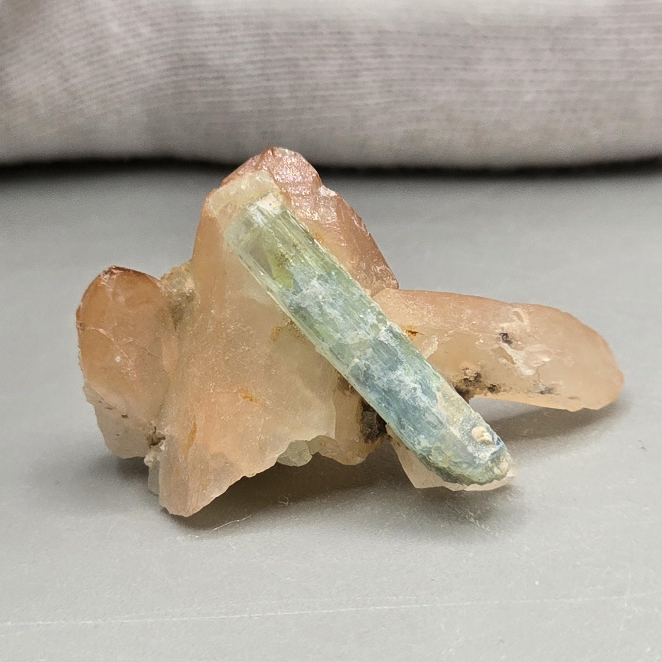 オレンジトーンクォーツにバナジウムアクアマリンベリルをセットした